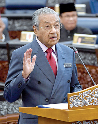 Mahathir leads oath-taking